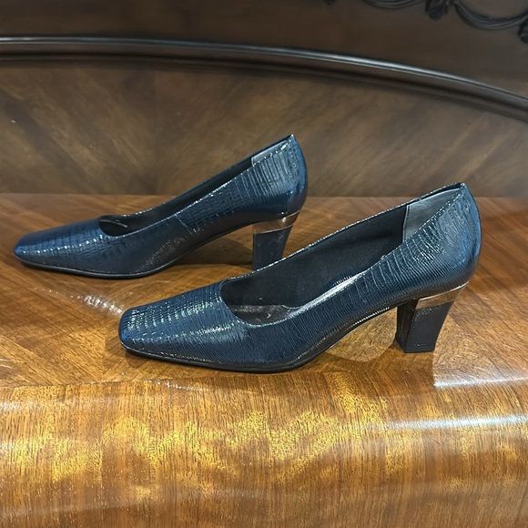 J.Reneé EUC Navy Mary Square-toe Gold accent Lizard Pumps 7M - Picture 4 of 9
